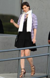 Katie Holmes feet photo thumbnail