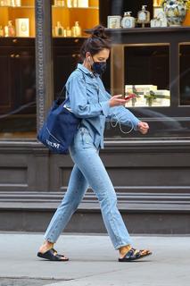 Katie Holmes feet photo thumbnail