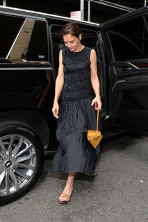 Katie Holmes feet photo thumbnail