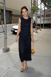 Katie Holmes feet photo thumbnail