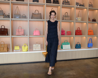Katie Holmes feet photo thumbnail