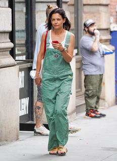 Katie Holmes feet photo thumbnail