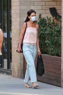 Katie Holmes feet photo thumbnail