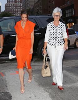 Katie Holmes feet photo thumbnail