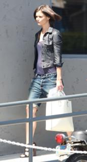 Katie Holmes feet photo thumbnail