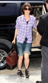 Katie Holmes feet photo thumbnail