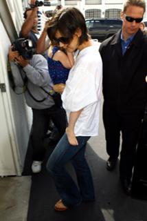 Katie Holmes feet photo thumbnail