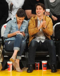 Katie Holmes feet photo thumbnail