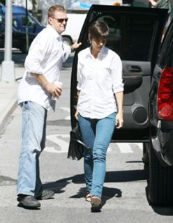 Katie Holmes feet photo thumbnail