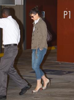 Katie Holmes feet photo thumbnail