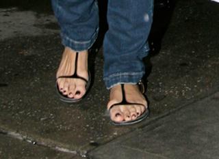Katie Holmes feet photo thumbnail
