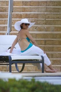 Katie Holmes feet photo thumbnail