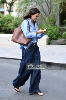 Katie Holmes feet photo 2