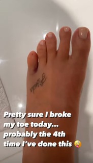 Katie Lee feet photo thumbnail