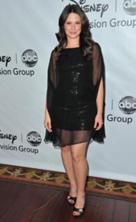Katie Lowes feet photo 1
