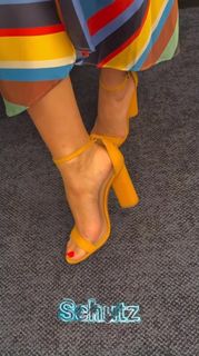 Katie Lowes feet photo 7