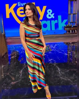 Katie Lowes feet photo 4