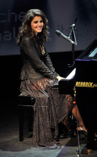Katie Melua feet photo thumbnail