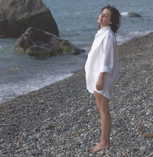 Katie Melua feet photo thumbnail