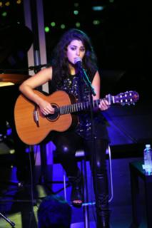 Katie Melua feet photo thumbnail