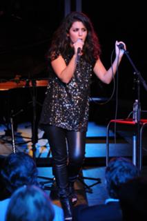 Katie Melua feet photo thumbnail