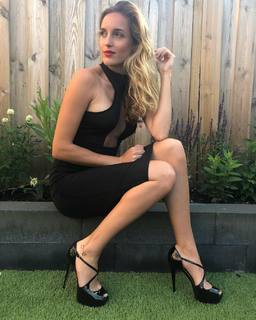 Katie Miller feet photo 3