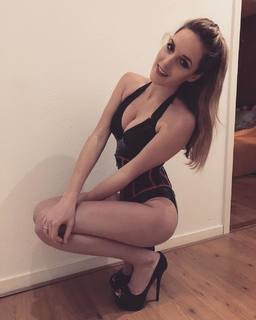 Katie Miller feet photo 18