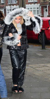 Katie Price feet photo thumbnail