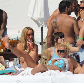 Katie Price feet photo thumbnail
