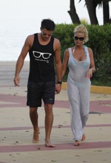 Katie Price feet photo thumbnail