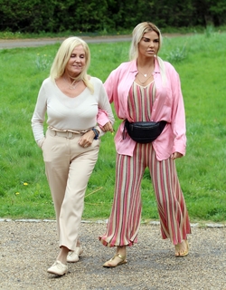 Katie Price feet photo thumbnail