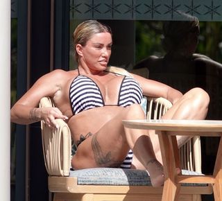 Katie Price feet photo thumbnail