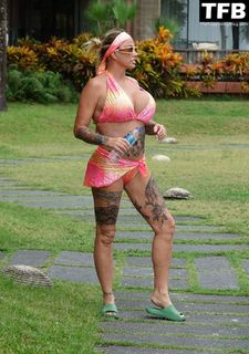 Katie Price feet photo thumbnail