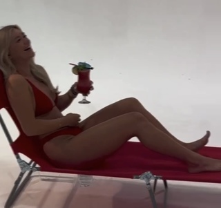 Katie Sigmond feet photo thumbnail