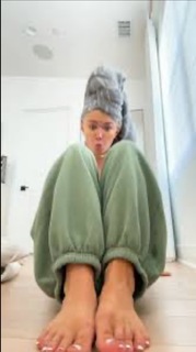 Katie Sigmond feet photo thumbnail