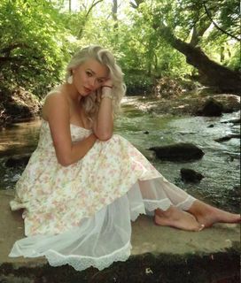 Katie Sigmond feet photo thumbnail