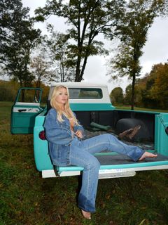 Katie Sigmond feet photo thumbnail