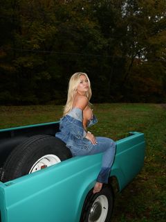 Katie Sigmond feet photo thumbnail