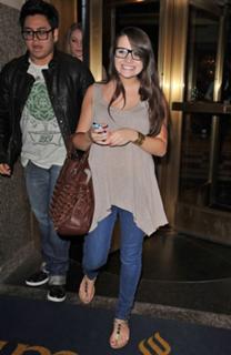 Katie Stevens feet photo thumbnail