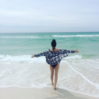Katie Stevens feet photo thumbnail