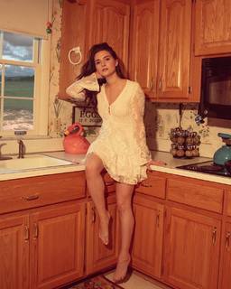 Katie Stevens feet photo thumbnail