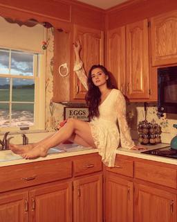 Katie Stevens feet photo thumbnail