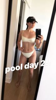 Katie Stevens feet photo thumbnail