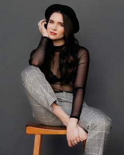 Katie Stevens feet photo thumbnail