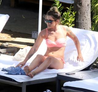 Katie Waissel feet photo 1