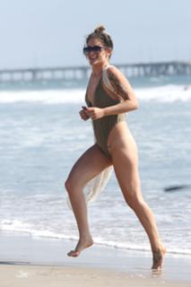 Katie Waissel feet photo 18
