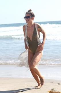 Katie Waissel feet photo 13
