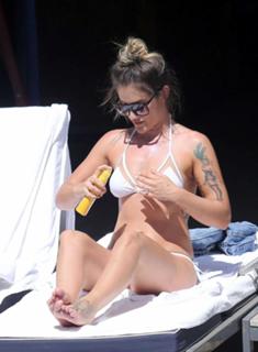 Katie Waissel feet photo 10