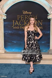 Katie Wilson feet photo 9