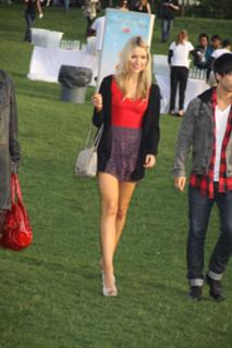 Katrina Bowden feet photo thumbnail